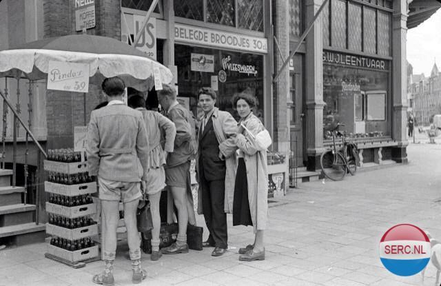 Nijmegen: De St. Annastraat 1952 met de panden van kruidenierszaak Hendriks en Electro-technisch Bureau G.W.J. Leentvaar
