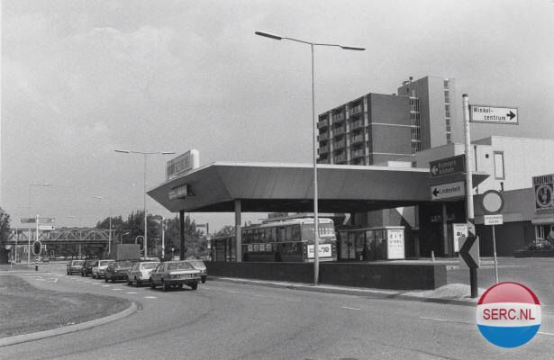 Nijmegen: het Spijkerhofplein in 1990 met busstation Dukenburg