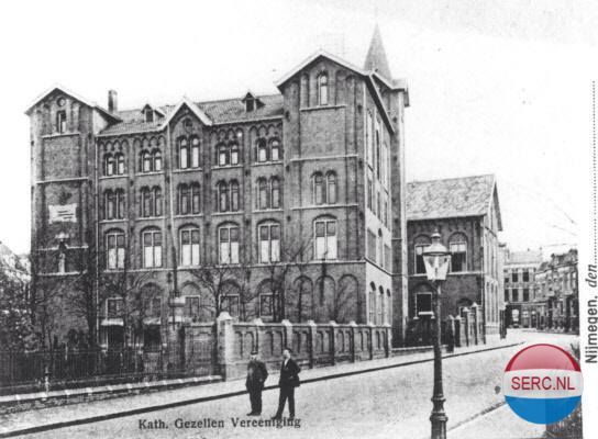Nijmegen: De Smetiusstraat omstreeks 1930 met het Kolpinghuis gezien in de richting van de Bloemerstraat.