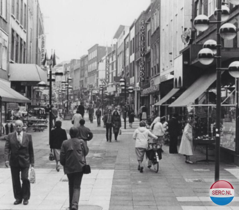 Nijmegen: De Broerstraat vanaf de hoek met de Pauwelstraat in de richting van de Grotestraat. 1985