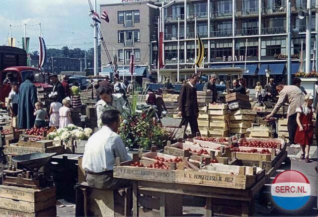 Nijmegen: Plein 1944 tijdens de groente en fruitmarkt in 1955