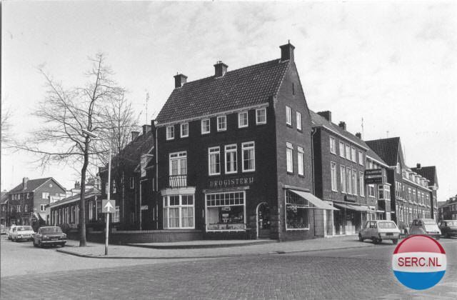 Nijmegen: De Van Heutszstraat 1975 met Drogisterij Elling