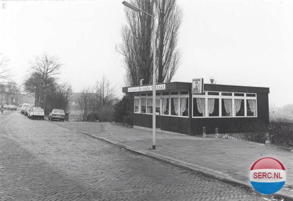 Nijmegen: De Thijmstraat in 1980 met Cafetaria 'De Oude Toelast', gezien vanuit de St. Annastraat, in de richting van de Willemsweg.
