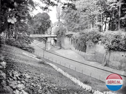 Nijmegen: De Voerweg 1937. De brug over de Voerweg die het Valkhof verbindt met Kelfkensbos gezien vanaf de Belvédère.