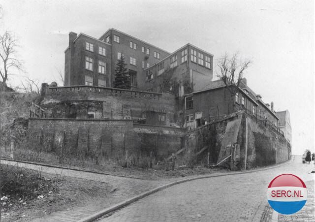 Nijmegen: De Vleeshouwerstraat in 1953. Klooster Bethlehem in de benedenstad gezien vanaf de hoek met de Strikstraat, in de richting van de Ottengas.