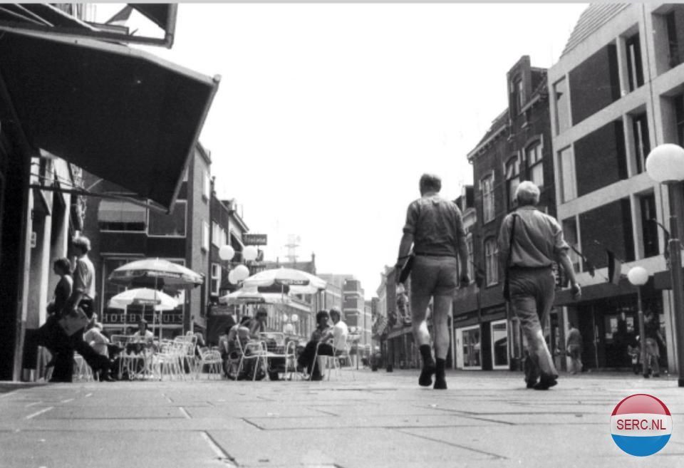 Nijmegen: De Ziekerstraat 1979. Het oude terras van bruincafe Du Commerce gezien vanaf de hoek met de Broerstraat in de richting van de Van Schevichavenstraat, links de Koningstraat.