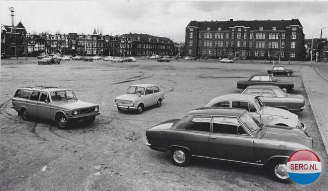 Nijmegen: De parkeerplaatsen op de Wedren In de jaren '70, rechts op de achtergrond de meisjes H.B.S. aan het Julianaplein