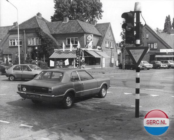 Nijmegen: De Waterstraat kruising Kanaalstraat in 1984 met links de Slagerij van Bartje Cornelissen