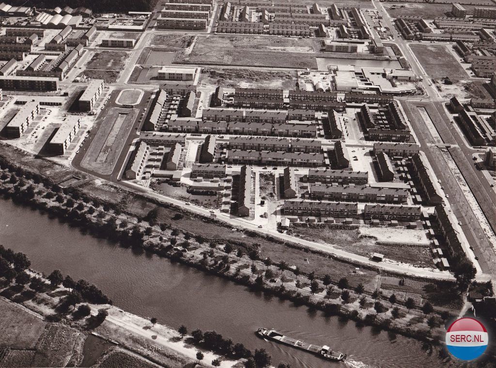 Nijmegen: Neerbosch-oost in opbouw in 1967, Rechts bovenin is het winkelcentrum de Notenhout in aanbouw. Linksboven het terrein van Pijpleidingsbedrijf E.W. Smit