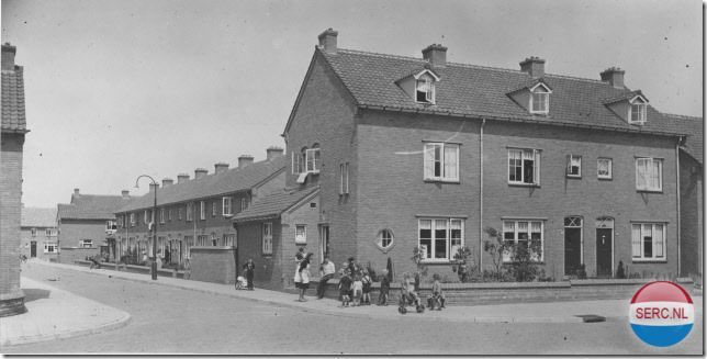 Nijmegen: De Varenstraat met mooie inkijk in de Klaverstraat in 1949 (foto: Geer Plönes)