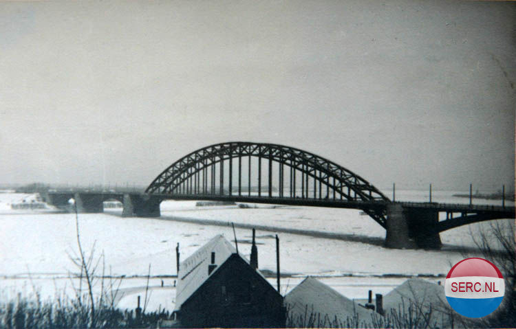 Nijmegen: De Waalbrug met een dichtgevroren Waal in 1963