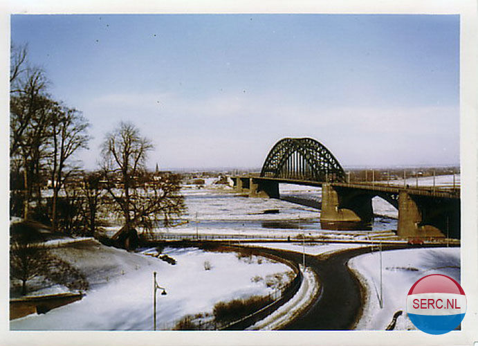 Nijmegen: Een winters panorama met een dichtgevroren Waal in 1963