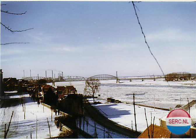 Nijmegen: Een winters panorama met een dichtgevroren Waal in 1963