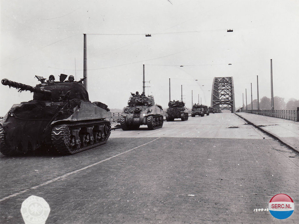 Nijmegen: Britse tanks steken de Waalbrug over in 1944
