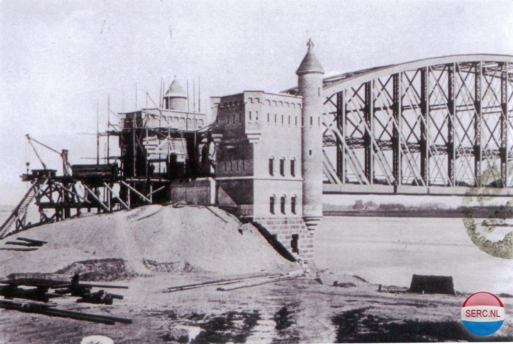 Nijmegen: De spoorbrug van Nijmegen in aanbouw omstreeks 1876