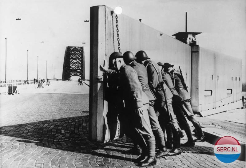 Nijmegen: Het nederlandse leger bouwt een barriere op de Waalbrug in 1940