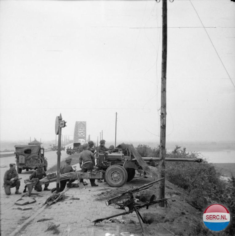 Nijmegen: Amerikaans antitankgeschut met op de achtegrond de Waalbrug in 1945