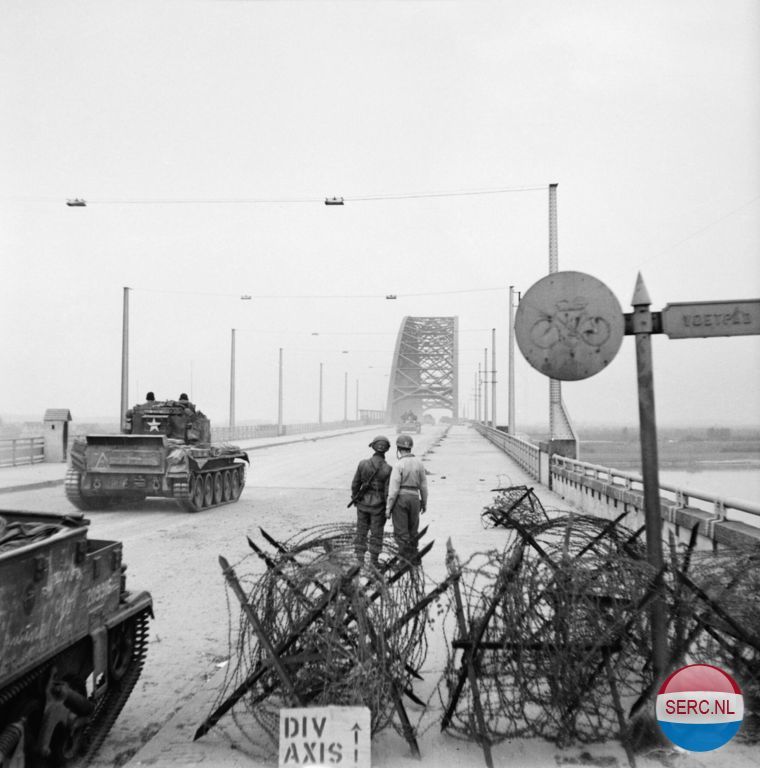Nijmegen: Britse tanks steken de Waalbrug over in 1944