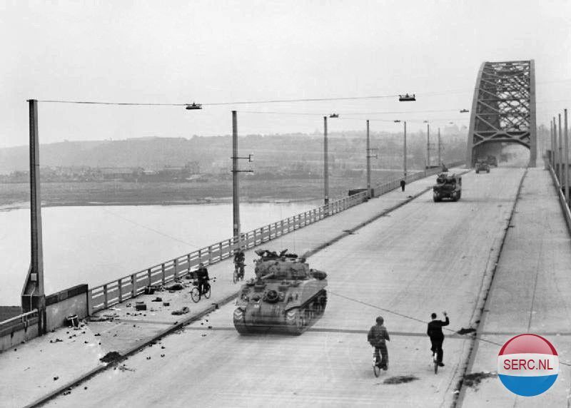 Nijmegen: Britse tanks steken de Waalbrug over in 1944