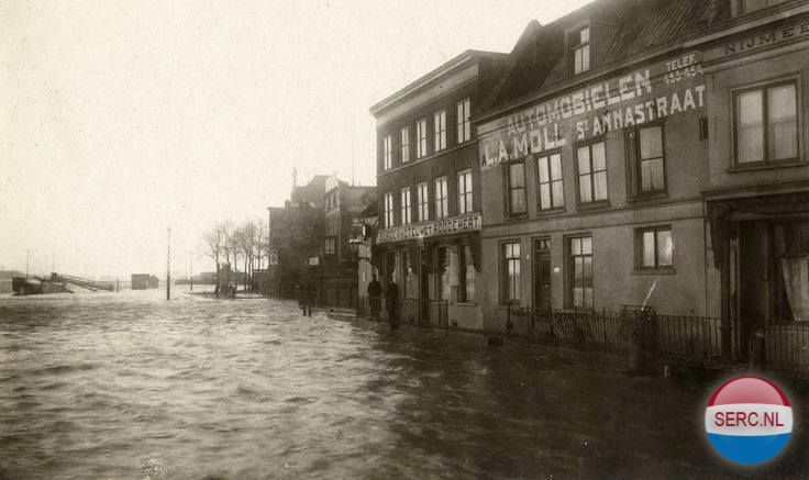 Nijmegen: De Waalkade tijdens hoog omstreeks 1950