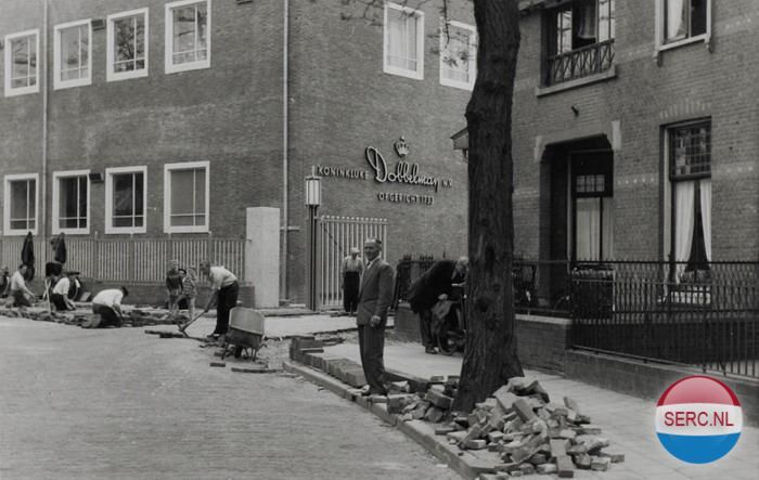 Nijmegen: De Graafsedwarsstraat met de ingang van de Dobbelmanfabriek omstreeks 1966