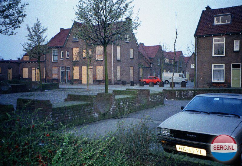 Nijmegen: Het Potgieterplein. De woningen links werden gesloopt, de huizen aan de rechterzijde werden gerenoveerd medio jaren '80