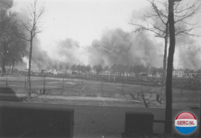 Nijmegen: Het grote bombardement op Nijmegen, 22 februari 1944. Gefotografeerd vanuit een voortuin aan de Thijmstraat.