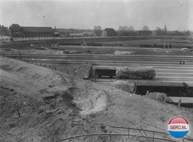 Nijmegen: De geallieerden hebben hier hier het spooremplacement aan de Thijmstraat-Tollensstraat gebombardeerd. Op de voorgrond de oprit van de tram richting spoorviaduct Annastraat.