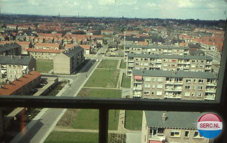 Nijmegen: Panorama van de omgeving van de Hommelstraat gezien vanaf een balkon van een flat aan de Heidevenstraat omstreeks 1965