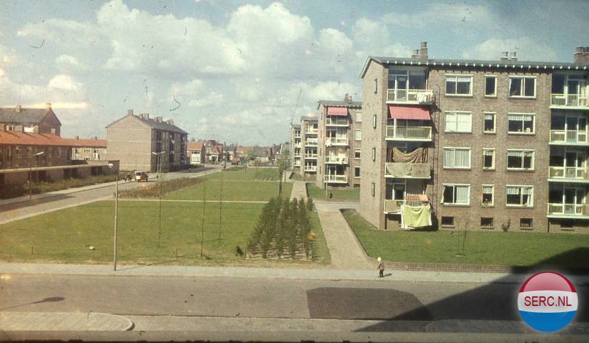 Nijmegen: De Hommelstraat gezien vanaf een balkon van een flat aan de Heidevenstraat omstreeks 1965