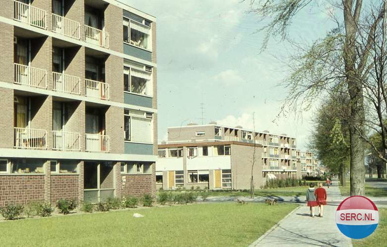 Nijmegen: De Grootstalselaan net voor de Fahrenheitstraat (na de eerste flat naar links) omstreeks 1965