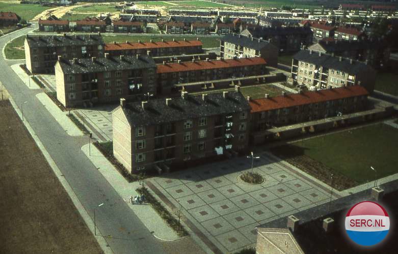 Nijmegen: Panorama van de Hetertse Hei omstreeks 1965. Links loopt de Heidebloemstraat en rechts daarvan liggen van voor naar achteren de hofjes Honigpot, Honigraat en Bijenkorf
