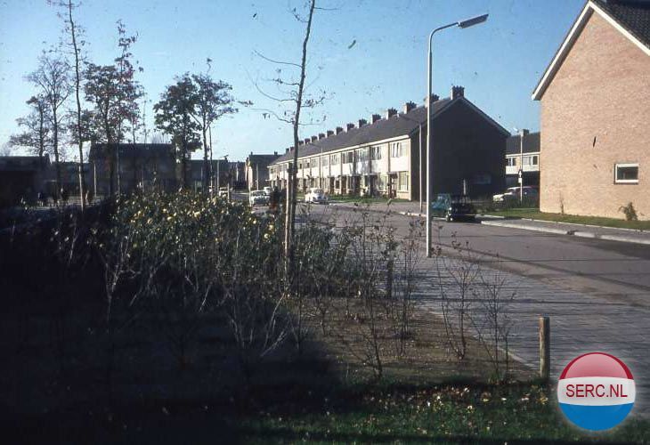 Nijmegen: De 60e straat in Aldenhof . De eerste zijstraat aan de rechterkant is de 61e straat en links ligt het speelterrein van basisschool de Aldenhove. omstreeks 1974
