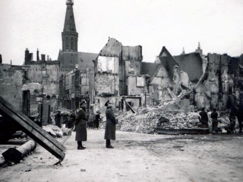 Duitse officieren bekijken de verwoestingen na het bombardement van 22 februari 1944 op Nijmegen in de Broerstraat