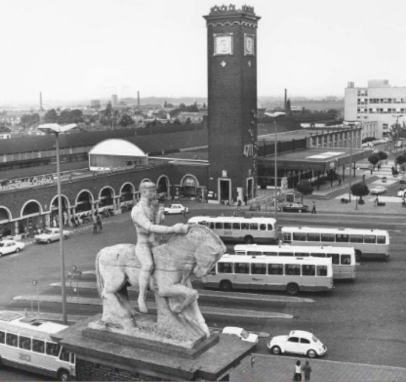 Het oude Stationsplein gezien vanaf een hoogwerker waar tegenwoordig Hotel Mercure staat in 1975