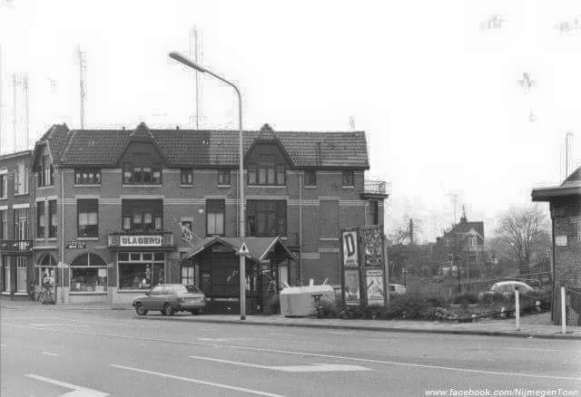Het ''Peemankeetje'' aan de Willemsweg omstreeks 1980. Kiosken in Nijmegen hadden een eigen naam: Peemankeetjes. Genoemd naar de familie Peeman die begin 1900 de kiosken overnam. Oorspronkelijk stonden er in Nijmegen twaalf Peemankeetjes, onder andere bij het Kronenburgerpark, het Hunnerpark en op het Keizer Karelplein. Door oorlogsschade verdween een flink aantal uit het stadsbeeld. Maar het waren vooral de wegverbredingen in de late jaren zestig die maakten dat de keetjes een voor een sneuvelden.