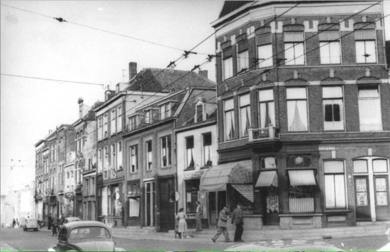 Hoek Bloemerstraat en 1e Walstraat in 1955