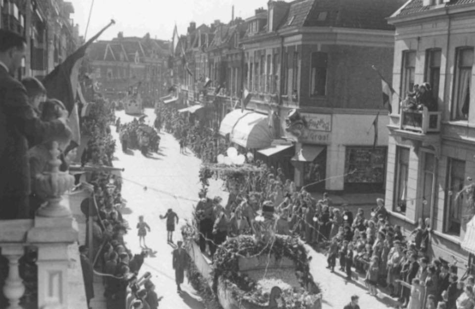 Carnaval, in de van Welderenstraat in 1953