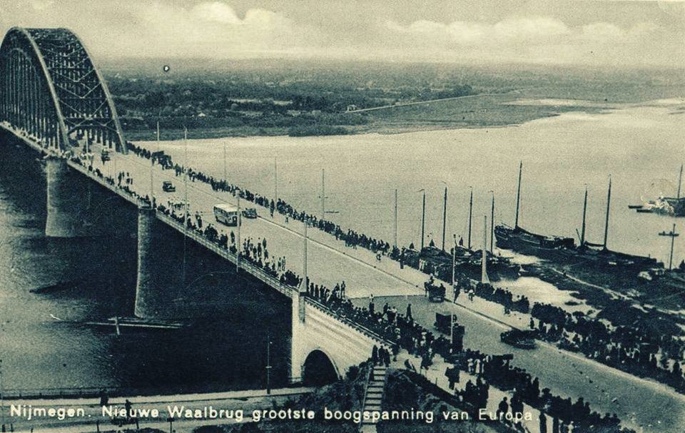 De Waalbrug kort na de opening in 1936