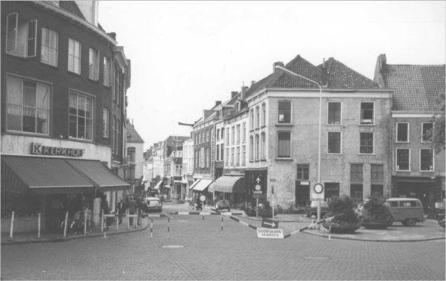 Vanuit de Stikke Hezelstraat kijken we in 1973 omlaag de Lange Hezelstraat in. Links de Houtstraat en rechts de Ganzenheuvel.