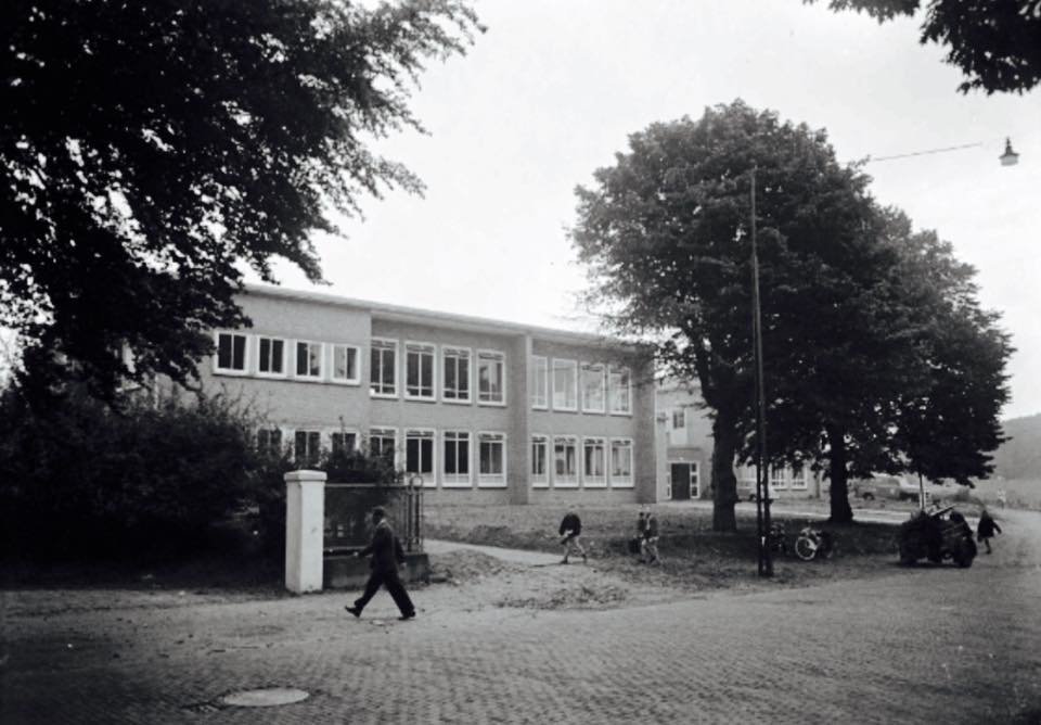 De Sprong, school voor VBO en IVBO en later het Montessori College aan de Berg en Dalseweg in 1957