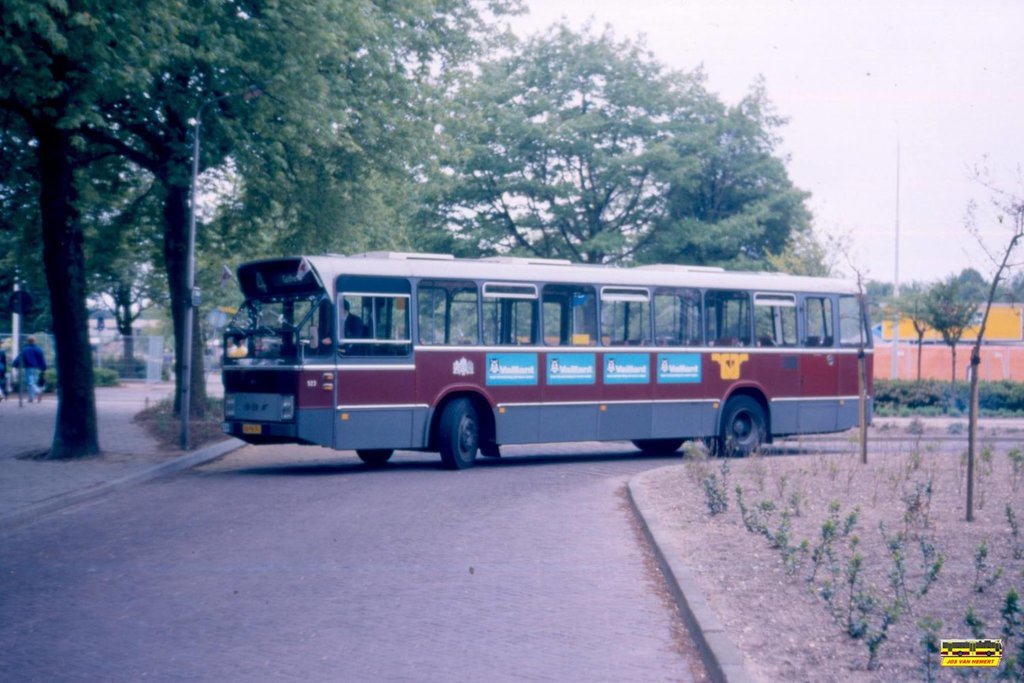 1987 - Wie vroeger vanaf het Centraal Station de bus nam naar het Goffertstadion, stapte uit bij het eindpunt Goffert. De bus van de CVD maakte hier een draai en werd veelal ingezet bij evenementen. De lus bevond zich tussen de Wezenlaan en de Slotemaker de Bruïneweg, pal tegenover de voormalige lunchroom en later supporterscafé 'Goffertzicht'. Aan de kant van het park stond tot in de jaren '90 nog een klein stenen gebouw waar vroeger de kaartverkoop was tijdens de wedstrijden van N.E.C.
