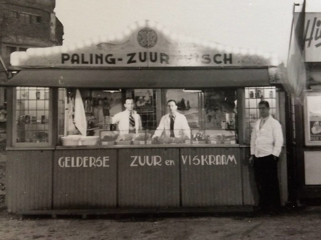 De hoek van de Augustijnenstraat en de Houtstraat met de zeer goed bekend staande vishandel ''van Rijswijk'' in 1946