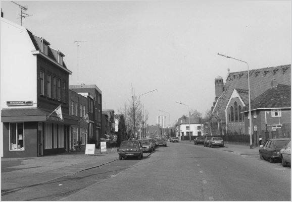 Vanaf drogisterij De Biezen aan de Waterstraat kijken we in 1980 in de richting van de Kanaalstraat. Rechts op de foto zien we de in 1993 gesloopte H.Theresiakerk. De H. Theresiakerk,