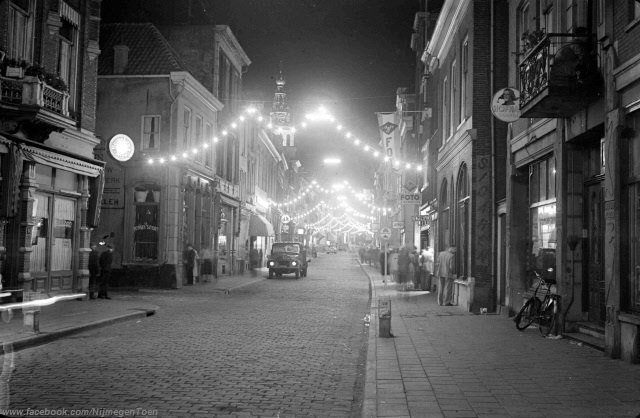 In de jaren '50 werd de Lange Hezelstraat al versierd met feestverlichting tijdens de decembermaand