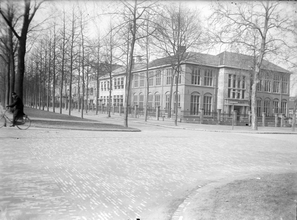 Het Stedelijk Gymnasium aan de Van Schevichavenstraat in 1933