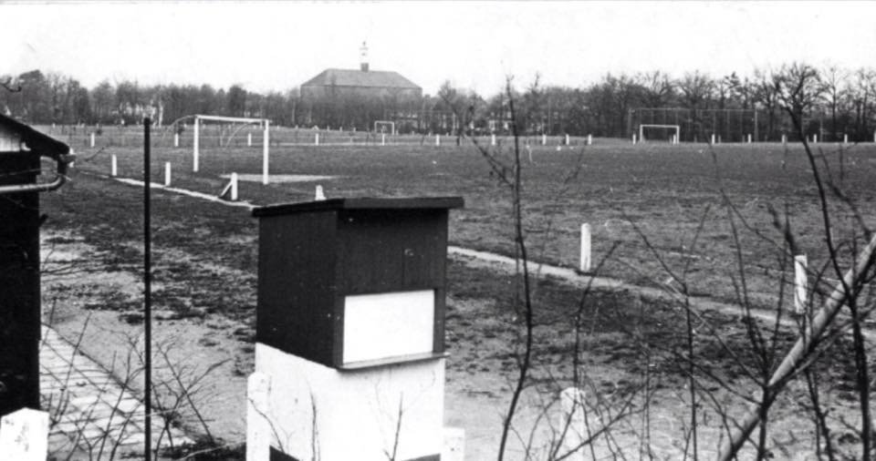 Het oude Sportterrein van Orion en Trekvogels aan de Luciaweg in 1968. Op de achtergrond de Kerk der Nederlandse Hervormde Gemeente, de Opstandingskerk, aan de Kwakkenbergweg