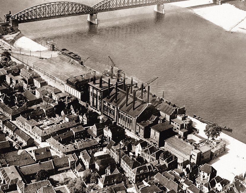 Een luchtfoto van Nijmegen uit de vroege jaren 30 met de spoorbrug, de Waal en de Turmac
