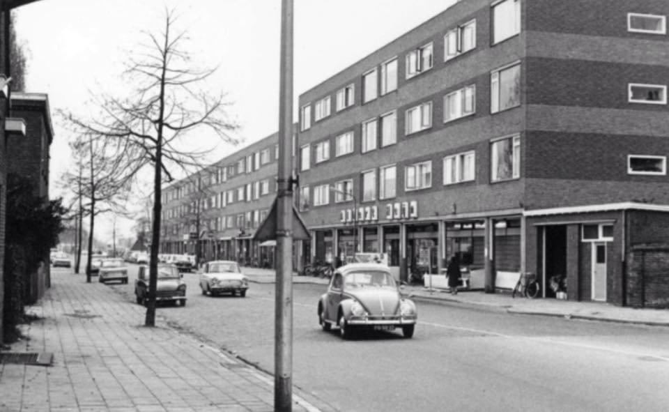 De Molenweg (Wolfskuil) met rechts nog de oude Albert Heijn en bloemenkiosk, links een stukje zichtbaar van cafetaria Drive Inn en de pottenmakerij fabriek. Verkeerslichten waren hier nog niet in 1970
