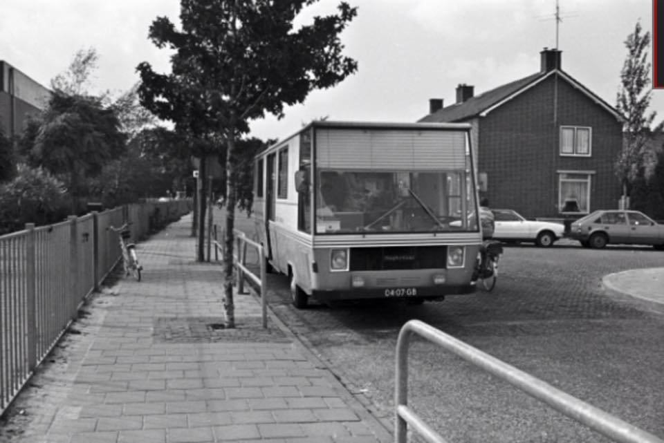 De schooltandarts bij de Martinus van Beekschool aan de Bisonstraat met rechts de hoek IJsbeerstraat in 1978